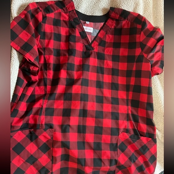 NWOT White Cross Red & Black Plaid V-Neck Short-sleeve Scrub Top Size 2XL - Picture 1 of 1